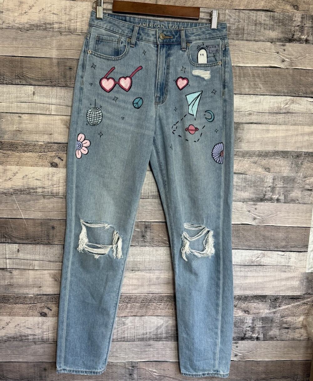 American Eagle Distressed Mom Jeans Size High Rise Painted Era Tour Sz. 28x29